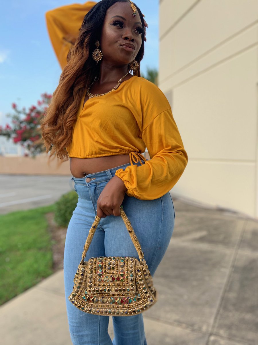 Britnay86's tweet photo. *Hello Everyone, I‘m Modeling Accessories Such As, “This Cute Stylish Indian Hair Clip, These Lovely Bling Earrings, This Beautiful Necklace And This Gorgeous (Must Have) Purse/Handbag.” Crowned JuLs Boutique..... Coming Soon By @luvn_madu_salon Also Known As @princess_ngozimadu* https://t.co/T3dUxzrWOv