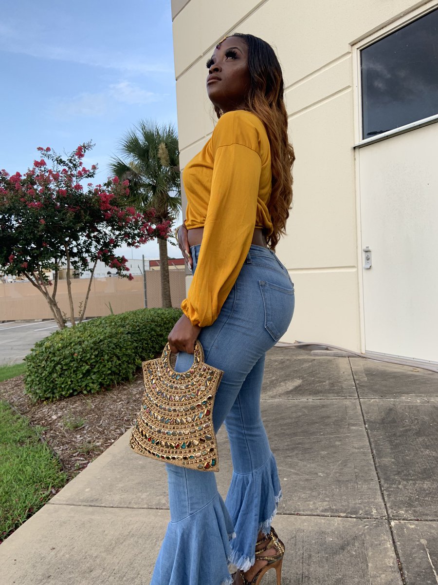 Britnay86's tweet photo. *Hello Everyone, I‘m Modeling Accessories Such As, “This Cute Stylish Indian Hair Clip, These Lovely Bling Earrings, This Beautiful Necklace And This Gorgeous (Must Have) Purse/Handbag.” Crowned JuLs Boutique..... Coming Soon By @luvn_madu_salon Also Known As @princess_ngozimadu* https://t.co/T3dUxzrWOv