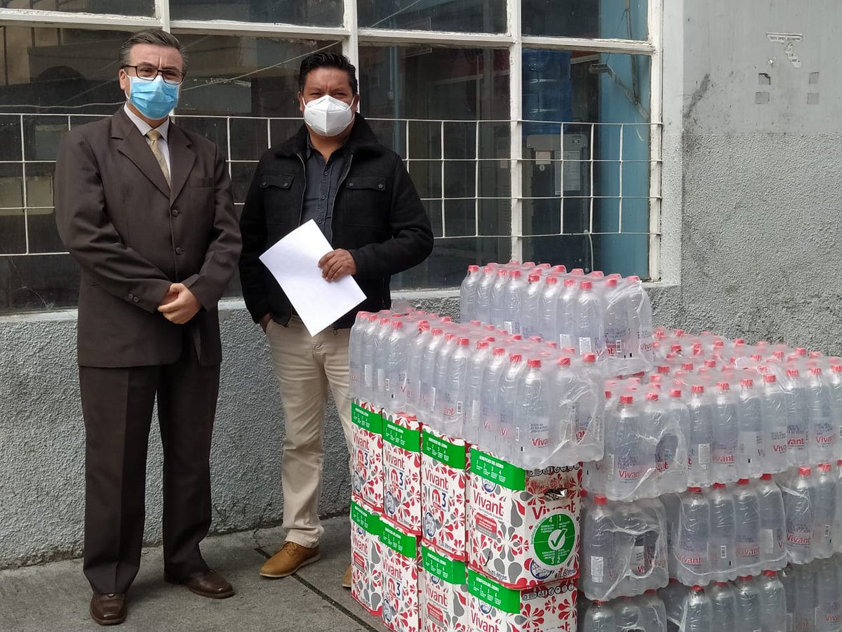 Azendecorp's tweet photo. #CruzRojadeTungurahua recibió en donación productos #Vivant para hidratación de su voluntariado, quienes trabajan en primera línea frente a la pandemia en el país. Esto fue posible gracias a la alianza entre #Azende y #ClubRotarioTomebamba. @jaimeordonez4 #VivantEcuador https://t.co/2KARnq8K3u