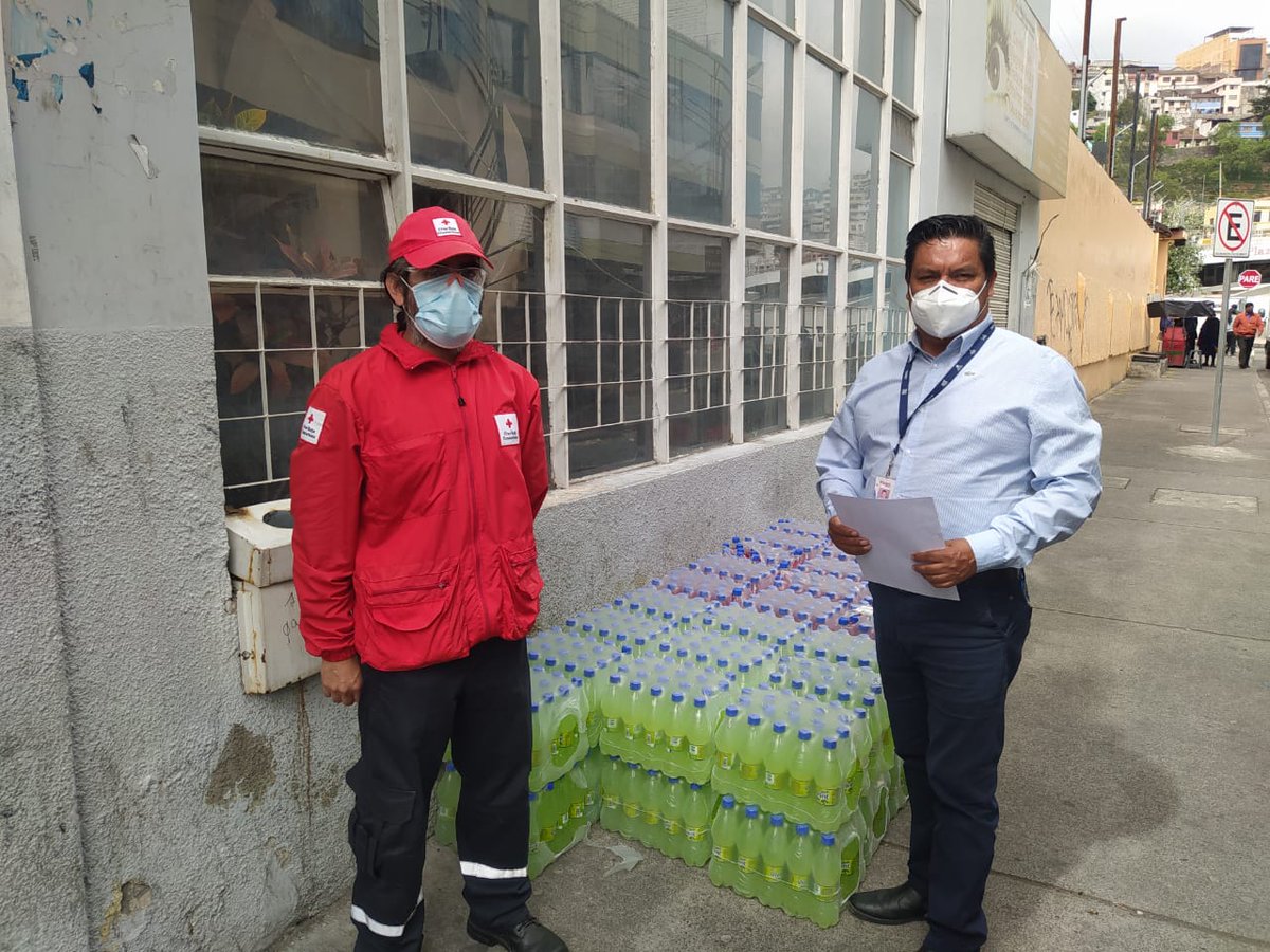 Azendecorp's tweet photo. #CruzRojadeTungurahua recibió en donación productos #Vivant para hidratación de su voluntariado, quienes trabajan en primera línea frente a la pandemia en el país. Esto fue posible gracias a la alianza entre #Azende y #ClubRotarioTomebamba. @jaimeordonez4 #VivantEcuador https://t.co/2KARnq8K3u