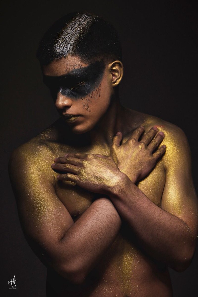 flavietmakeup's tweet photo. Production: G O L D E N  -  B L A C K

Model: @chrislopezvela 
https://t.co/GvilRRDQ3L

PH: Víctor Terceros
https://t.co/rL7M6zXyzR

Material used:
@KryolanOfficial 
@beautybyluanna
@colorinaprofessional

#makeupgold #makeupartist   #editorialmakeup https://t.co/i0PYnlgOZ9
