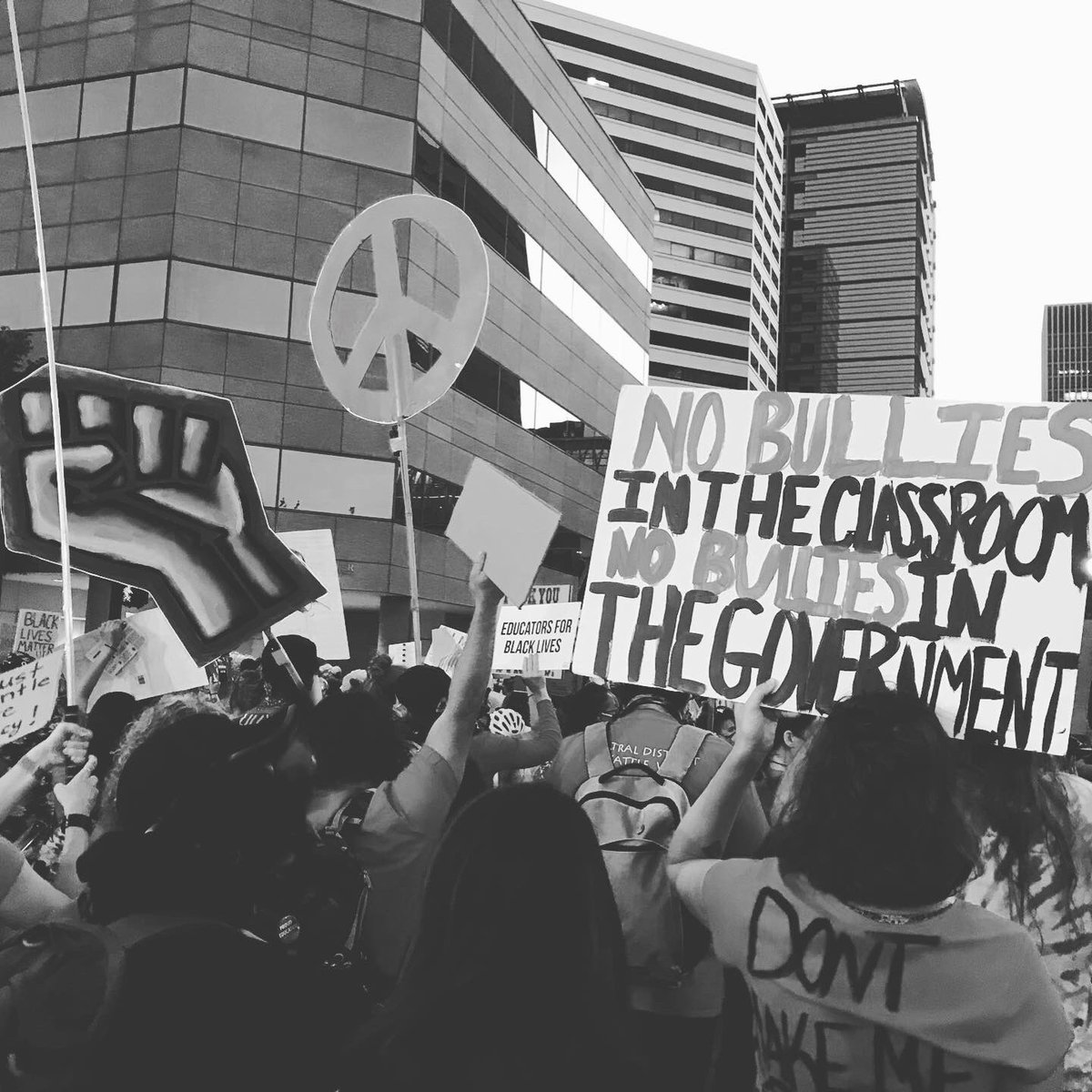 ssaaggeerr's tweet photo. There is a lot of love and solidarity out there. Thanks to the moms, dads, union members, everyone with a leaf blower and eye wash, and sweet friends. Until next time, stay vigilant yall. 
#standupfightback 
#fedsoutofportland #portlandprotest https://t.co/1KiXMvl92z