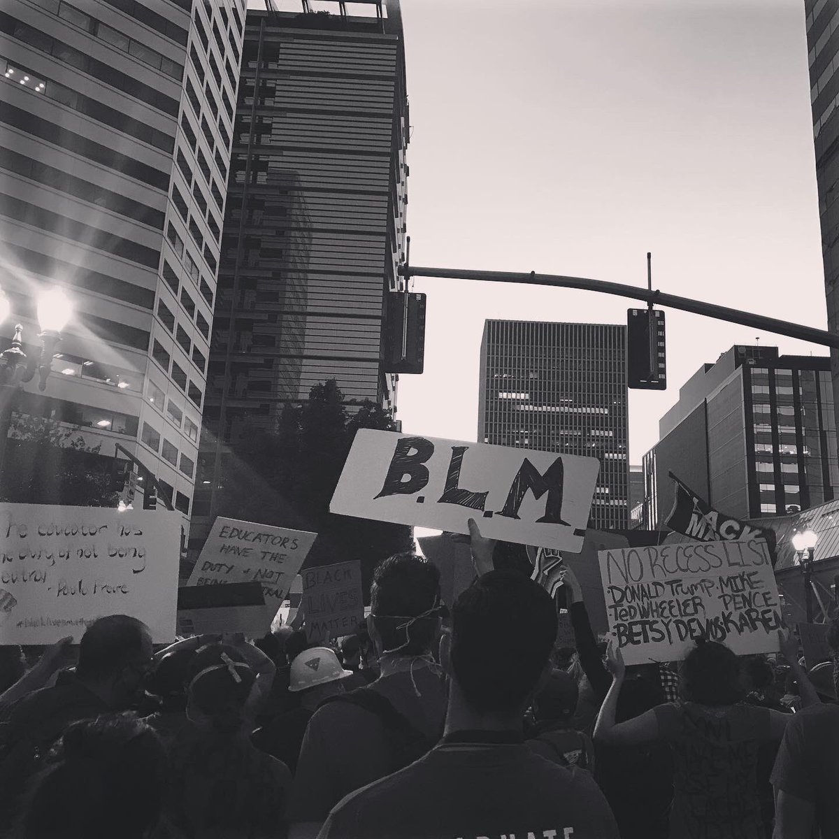ssaaggeerr's tweet photo. There is a lot of love and solidarity out there. Thanks to the moms, dads, union members, everyone with a leaf blower and eye wash, and sweet friends. Until next time, stay vigilant yall. 
#standupfightback 
#fedsoutofportland #portlandprotest https://t.co/1KiXMvl92z