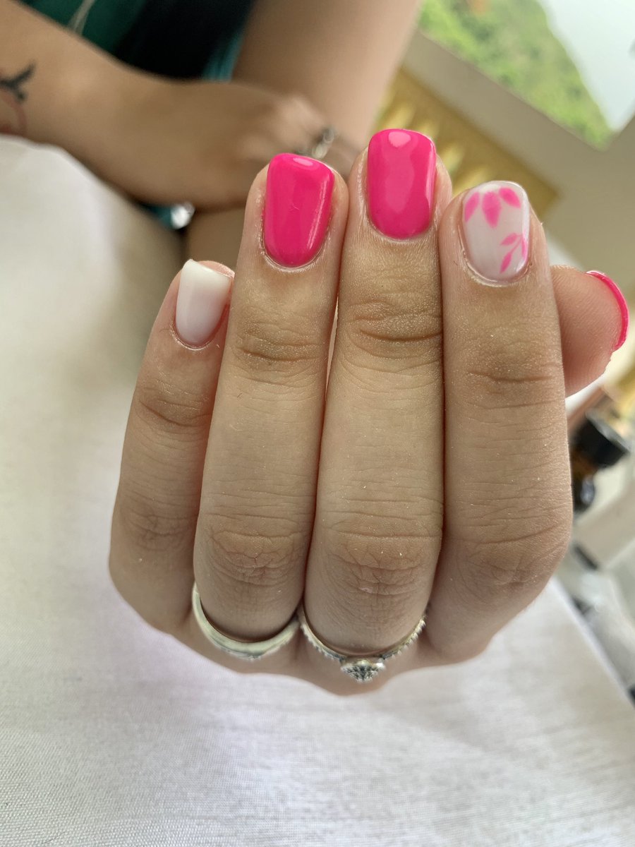 MMaricelie's tweet photo. ¡CADA DÍA ME ENAMORO MÁS DE ESTO! 🤩✨💕 
#SacaTuCita
#WeekendNails
#NailArt 

Gracias a todos por el apoyo siempre💕 #MARICURES https://t.co/egI8qYfa0J