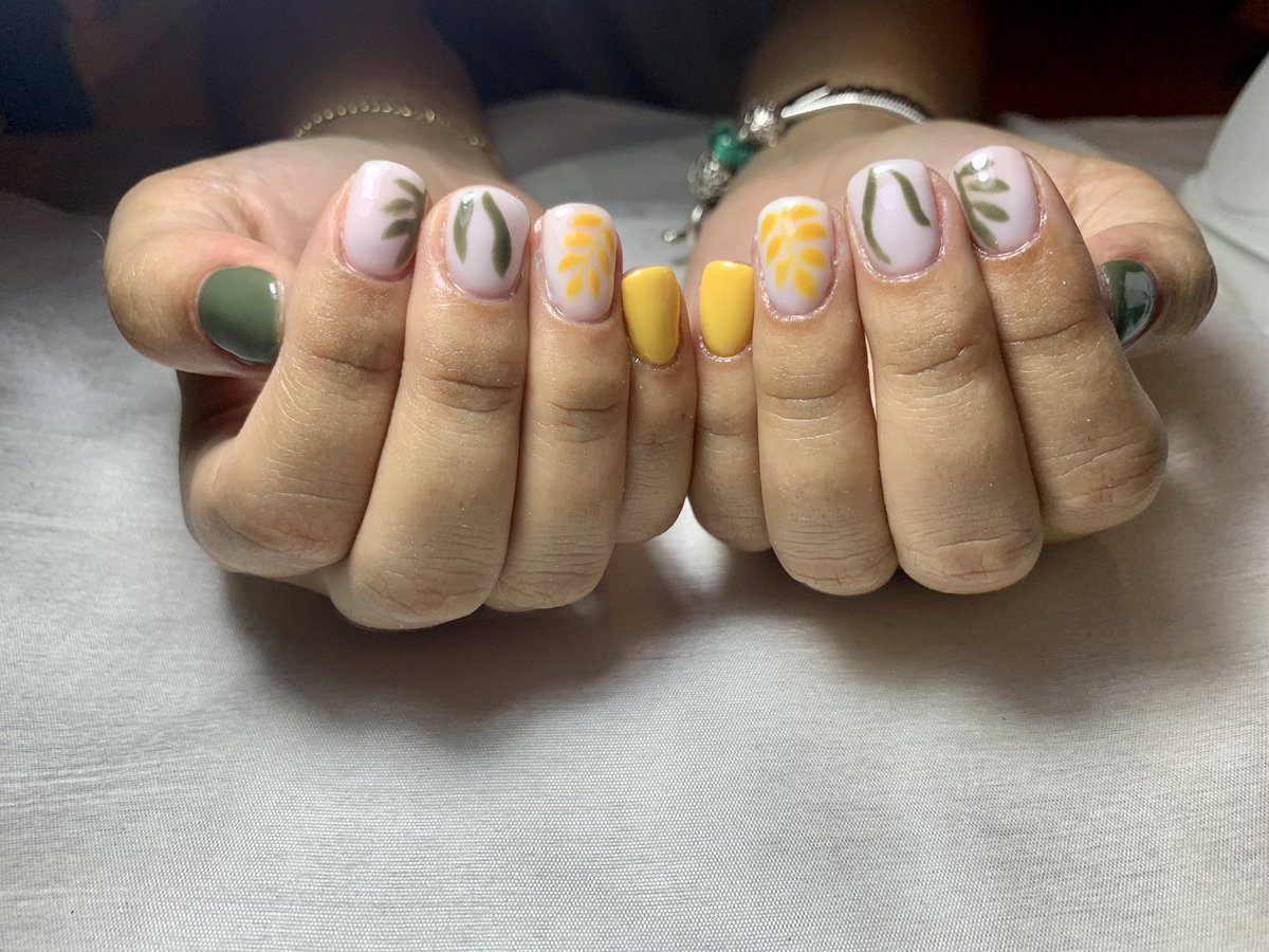 MMaricelie's tweet photo. ¡CADA DÍA ME ENAMORO MÁS DE ESTO! 🤩✨💕 
#SacaTuCita
#WeekendNails
#NailArt 

Gracias a todos por el apoyo siempre💕 #MARICURES https://t.co/egI8qYfa0J