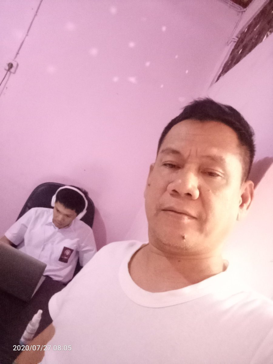 IndraJPiliang's tweet photo. Afzaal, kelas 1 SMA -- silakan teliti, anak yg divonis "autis" tanpa pengetahuan autis -- lg belajar. Dia lbh tinggi dari ayahnya. Semua saran, fatwa plus obat dari dokter2nya dulu, sy BANTAH & BUANG. Krn sy tahu, mrk tdk punya ILMU. Kini Afzaal sdh lewati New Normal. #SlmtPagi https://t.co/LcBRDAN6lY