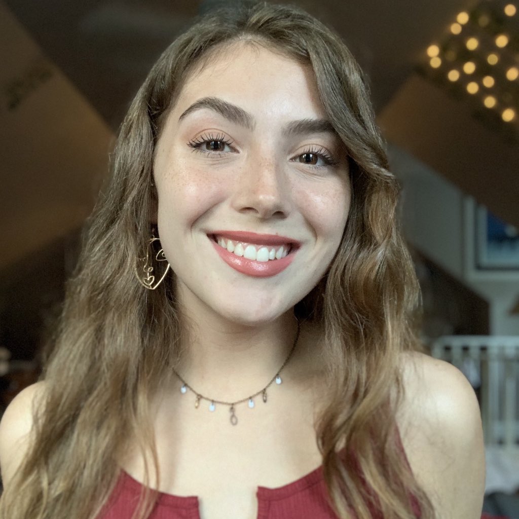 emmylynnb's tweet photo. had to take college ID photos and realized i’m kinda pretty 🥺👉👈 https://t.co/xPiwIZ8e3x