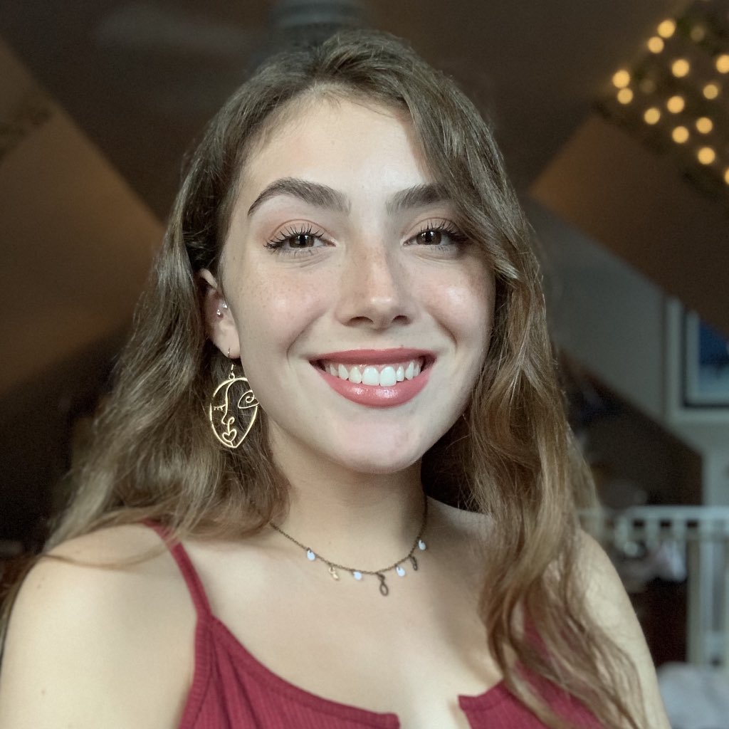 emmylynnb's tweet photo. had to take college ID photos and realized i’m kinda pretty 🥺👉👈 https://t.co/xPiwIZ8e3x