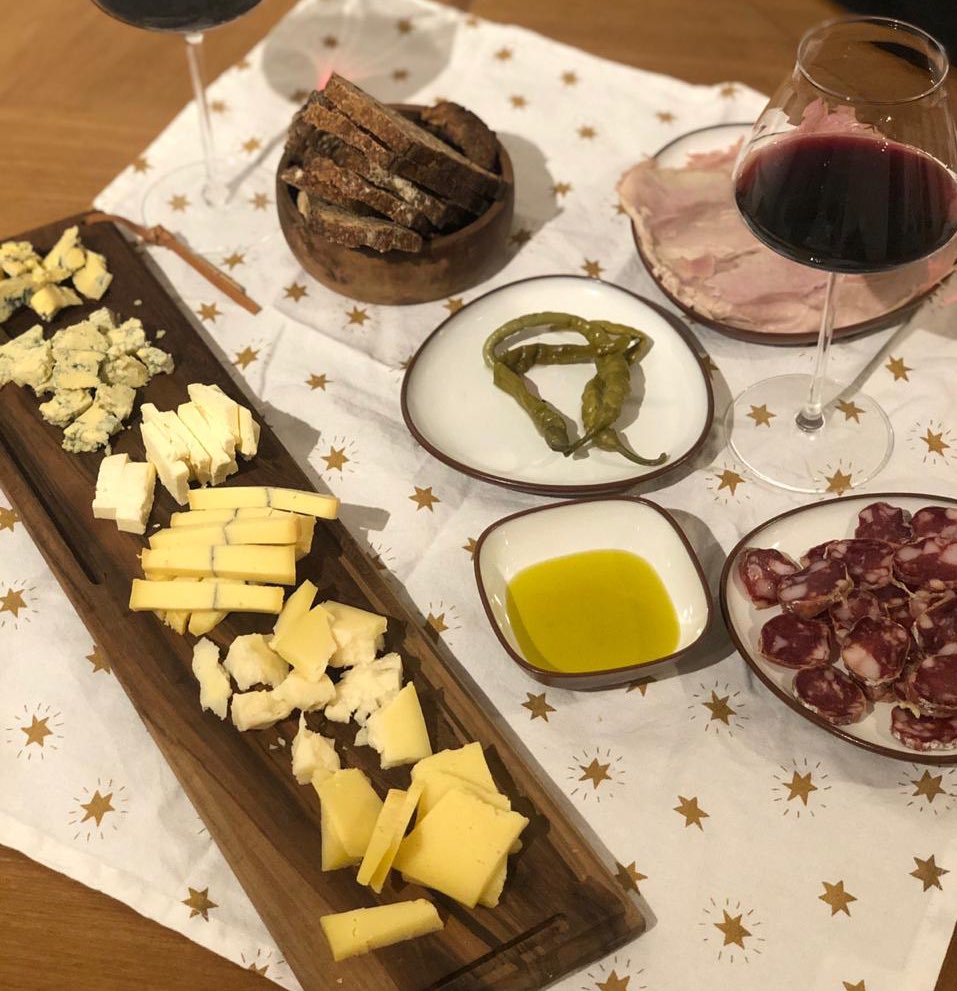 Señores! Este Quimera se está paseando en bolas por la casa! 
igual que la picada de quesos de mi amigo <a href="/gabikara/">Gabi Kara 🇦🇲</a>