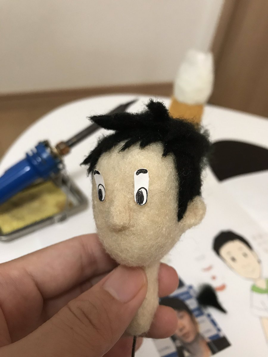 髪の毛作ってます。毛束をたくさんチクチクチク…レイヤーにして頭に刺しこんでいってます。うまくいくかなぁ〜 