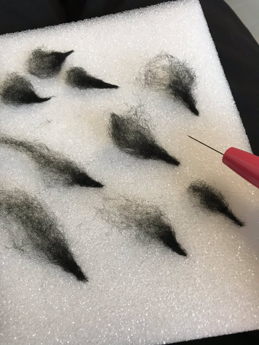 髪の毛作ってます。毛束をたくさんチクチクチク…レイヤーにして頭に刺しこんでいってます。うまくいくかなぁ〜 