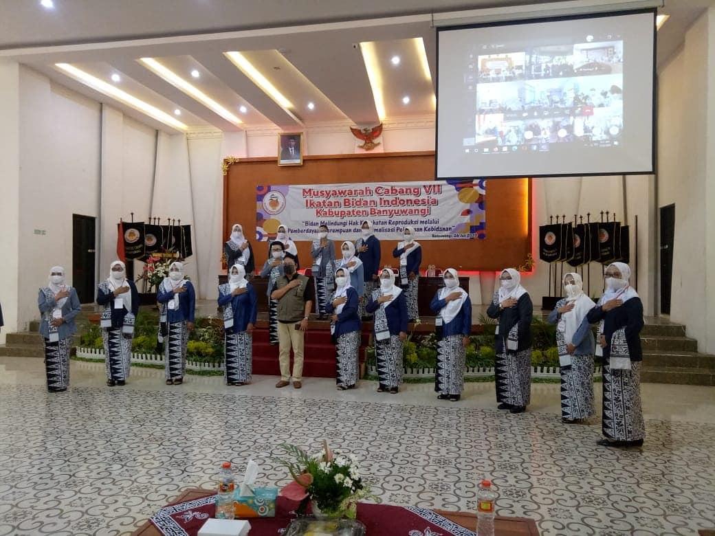 Dinkesbwi's tweet photo. Kepala Dinas Kesehatan Banyuwangi hadir dalam kegiatan Musyawarah Cabang VII Ikatan Bidan Indonesia, Kabupaten Banyuwangi (Minggu, 26/07/20) https://t.co/zVbGslm8HQ
