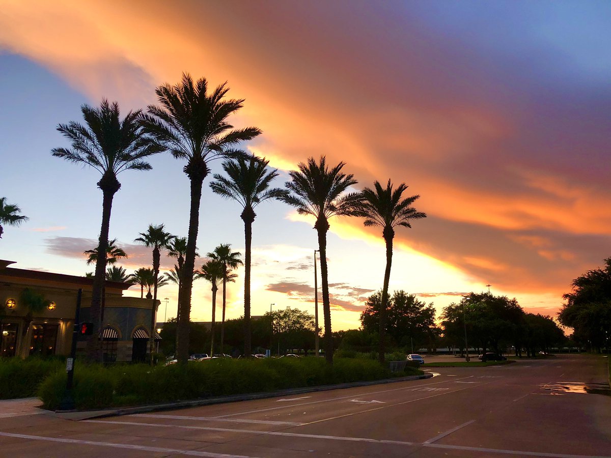 The sunset in Sugar Land this evening 😍😍😍 
<a href="/VisitSugarLand/">Sugar Land, TX</a>