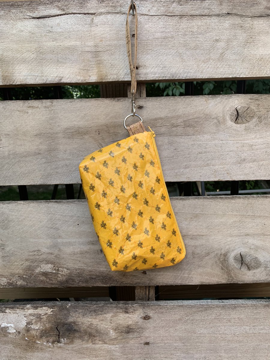 DesignsPriscus's tweet photo. So excited to share my latest listing: the Everyday Wristlet! This wristlet has three pockets, a removable wrist strap, and its exterior is made from waterproof laminated cotton. They can be found on my Etsy here: https://t.co/bTd0APhQl6 https://t.co/fgNpbYNgTM