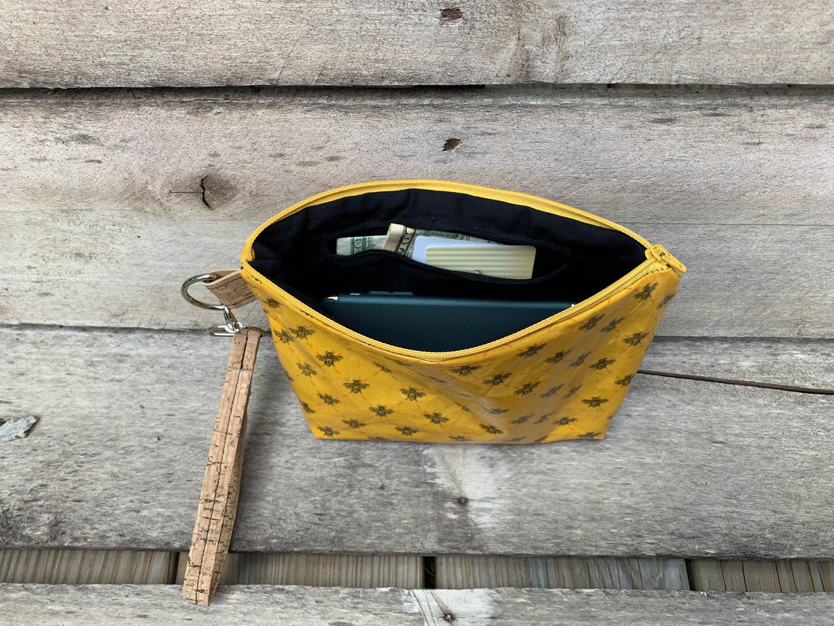 DesignsPriscus's tweet photo. So excited to share my latest listing: the Everyday Wristlet! This wristlet has three pockets, a removable wrist strap, and its exterior is made from waterproof laminated cotton. They can be found on my Etsy here: https://t.co/bTd0APhQl6 https://t.co/fgNpbYNgTM