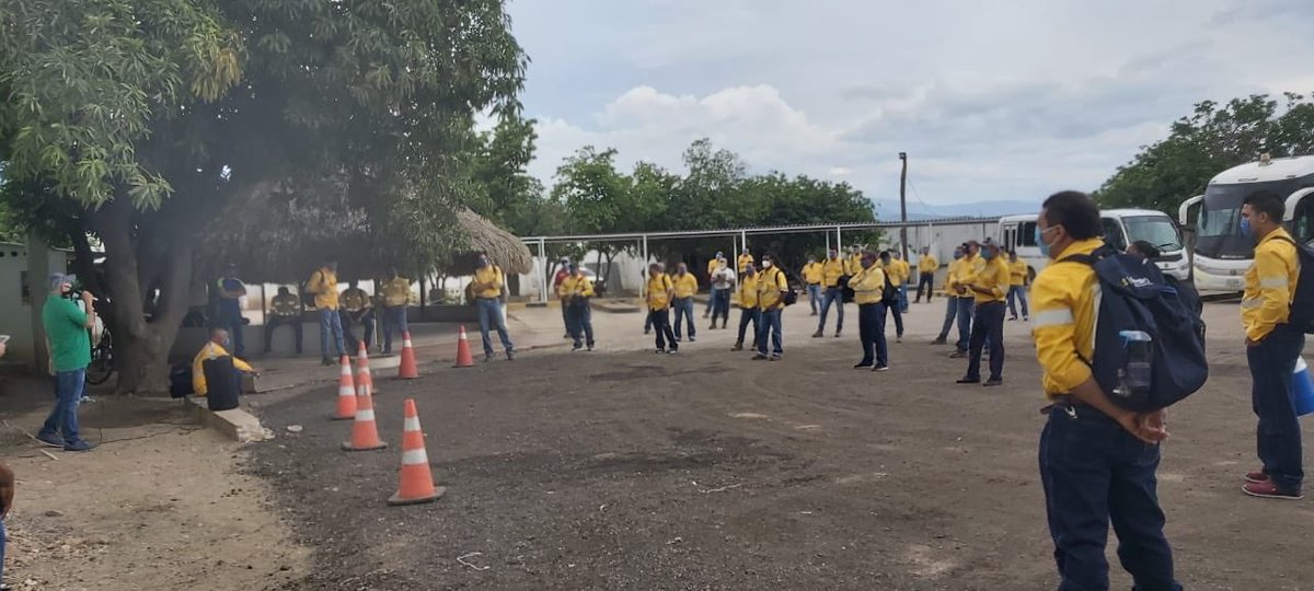 sintracarbon's tweet photo. @sintracarbon realizando ronda de mitines informativos en cada una de las poblaciones, rechazando la imposición del turno de la muerte y la posición de @CerrejonCol en la mesa de negociación, NO al turno de trabajo @cutcolombia @usofrenteobrero https://t.co/jJwW2tTbmn
