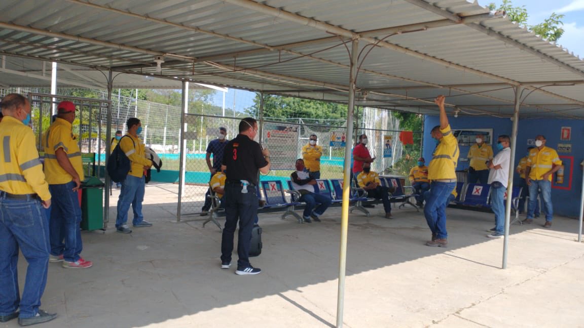sintracarbon's tweet photo. @sintracarbon realizando ronda de mitines informativos en cada una de las poblaciones, rechazando la imposición del turno de la muerte y la posición de @CerrejonCol en la mesa de negociación, NO al turno de trabajo @cutcolombia @usofrenteobrero https://t.co/jJwW2tTbmn