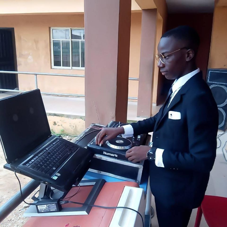 Djsmallonline's tweet photo. Djing is like playing pokemon cards. if you have the best deck you might win. #Naijadjs #nigeriadjs https://t.co/MIuhwX40FE