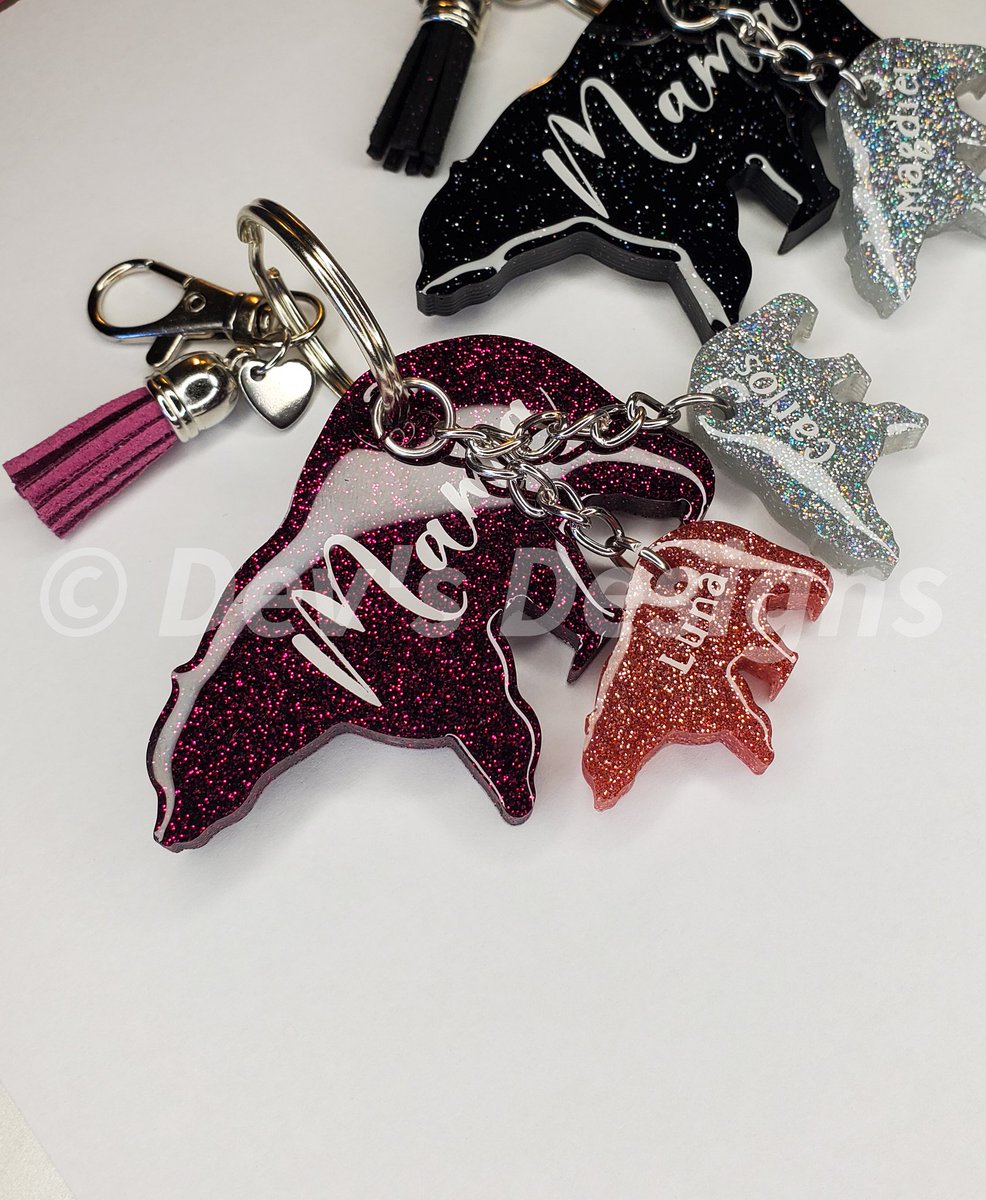Mama bear keychains are my FAVORITE! What's better than seeing this shine hanging on your keys 😍

devanstout26.wixsite.com/mysite

#mamabear #keychain #SundayFunday #supportsmallbusiness #facebook #wix #etsy #twitter #arizona #new #shipping #Trending