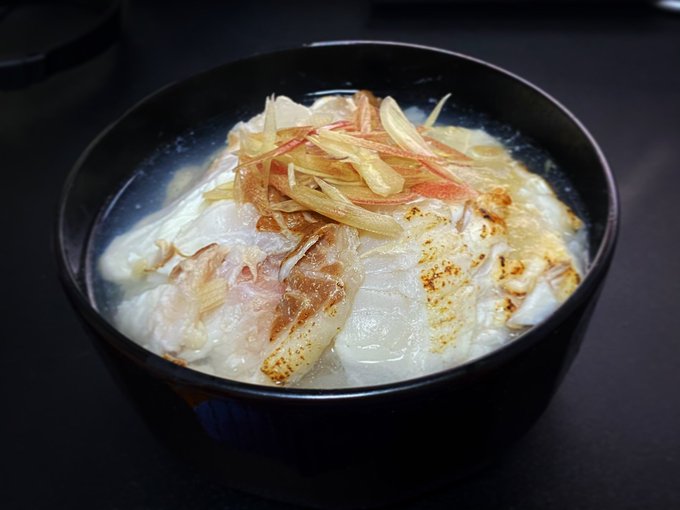 今日のお昼ご飯は炙り鯛茶漬け〜!
鯛のお出しでお湯がめっちゃ白濁になってめちょめちゃうまい! 