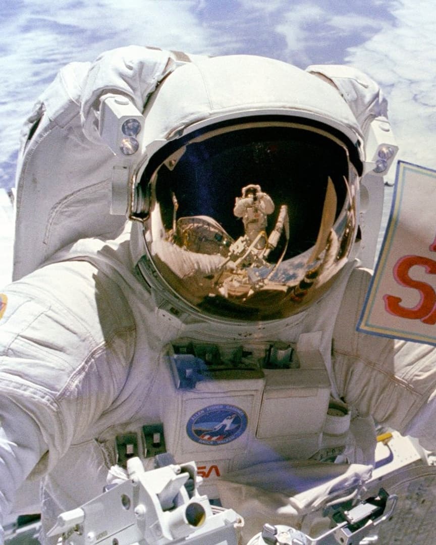 semestasains's tweet photo. Astronaut Dale A. Gardner menunjukkan tulisan "Untuk Dijual" setelah selesai menarik kembali satelit Westar 6 dan Palapa B-2 yg harus diperbaiki.

Foto diambil Astronaut Joseph P. Allen pada 16 Nov 1984 yg bayangannya ada pada kaca helm. https://t.co/7A2IFr8bn9