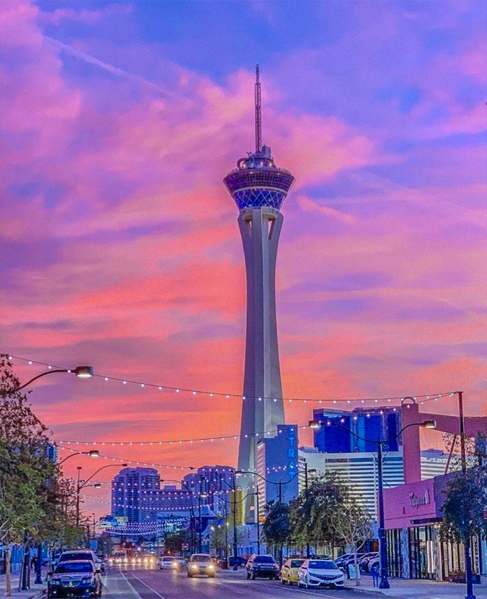 stratvegas's tweet photo. Stunning Las Vegas sunsets are always in style. #STRATicon
📷: @sharedowntown https://t.co/suTPVcDW1h