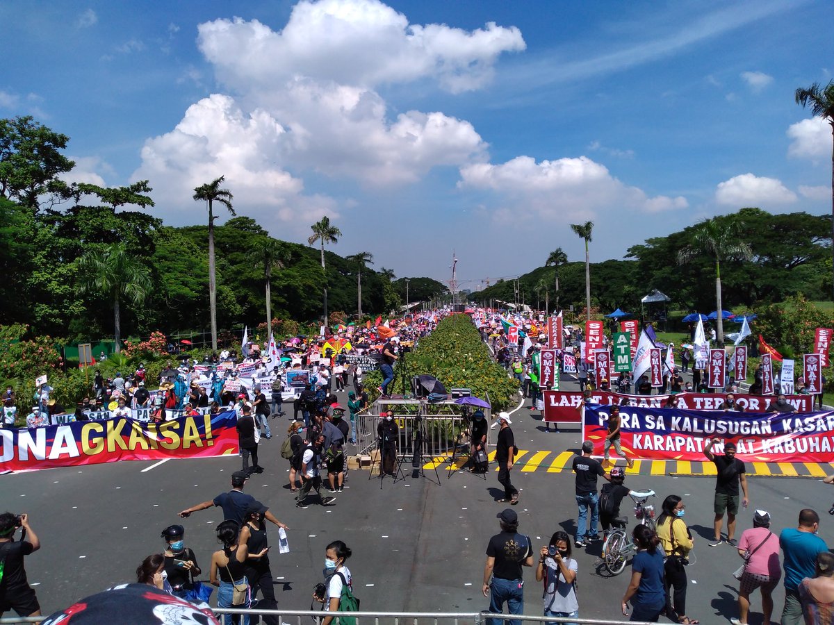 TINGNAN: Nakarating na sa tapat ng Quezon Hall ang bulto ng mga magpoprotesta ngayong araw. Ang kanilang panawagan: "Makibaka! Huwag matakot! Ang tao, ang bayan, ngayon ay lumalaban!"  #wakaSONA2020