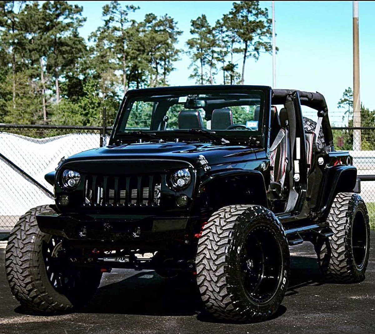 footwork_king1's tweet photo. TRANSFORMER 🎱♠️.

Built by: @AllOut_Offroad 
Detailed by: Black Gold Auto Spa.
&amp; I give credit for all ideas for my Jeep to @markcardenas . https://t.co/zUb2DoAZFu