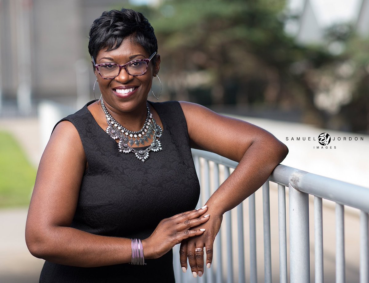 ImagesJordon's tweet photo. I feel it an honor and privilege to photograph my sister. Here are a couple of teaser images from this morning.
#familypictures #portraitsession
#thatsmysister #sherocks #classandstyle #educators #headshots #classicblack #blackprofessionals https://t.co/I1Jnjkok4F