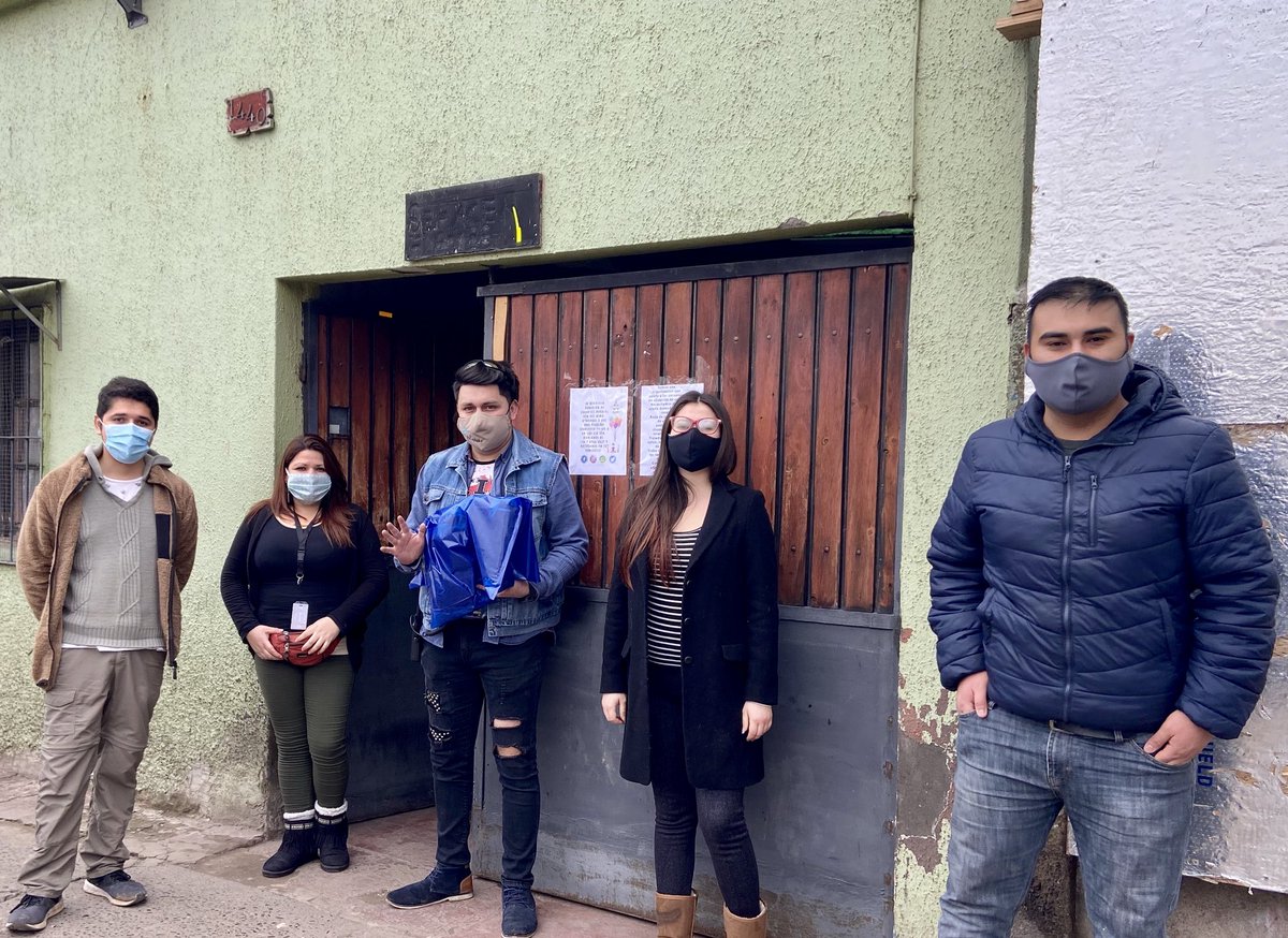 CNaviaxWinter's tweet photo. 🚗 Hoy en nuestro recorrido por Ollas Comunes, visitamos a nuestros amig@s de @YoteayudoC, quienes realizan una gran labor solidaria en la comuna. 

Les entregamos mascarillas certificadas y seguiremos aunando esfuerzos para ayudar a la comunidad. 🤗 #CerroNaviaDecideCuidarse💖 https://t.co/8REAeYfMcM