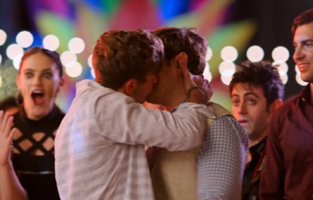 джоэл кортни будка поцелуев. поцелую 2. будка поцелуев 3. джои кинг будка поцелуев 2. поцелуй в темноте.