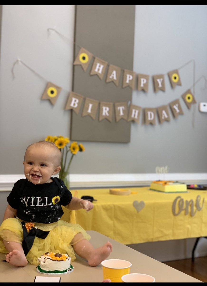 baemeeks's tweet photo. Willo had an amazing first birthday💛🖤🌻 https://t.co/LYCvWbiI1X