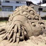 砂場にガチ勢現る!？「風の谷のナウシカ」の王蟲を砂で再現!