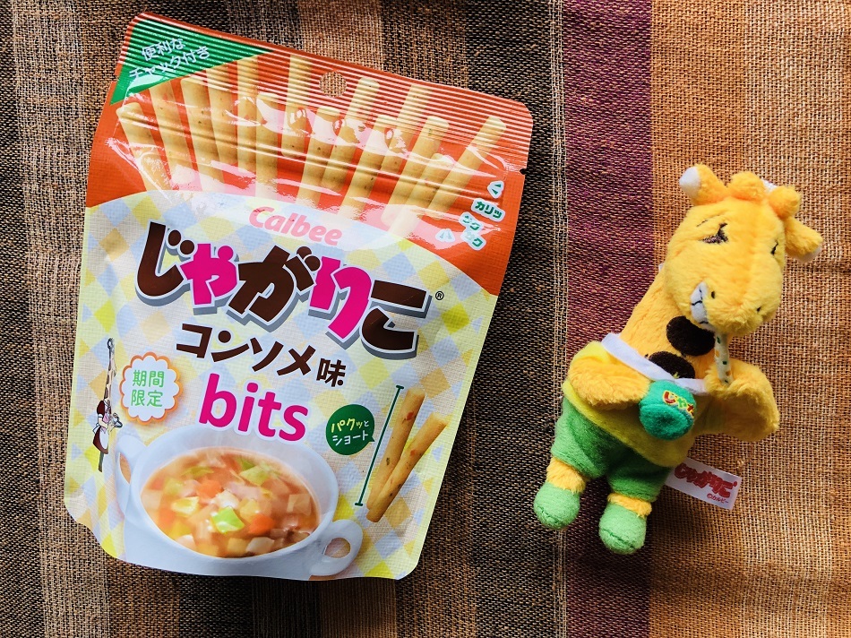 Calbee カルビー 公式 期間限定 じゃがりこコンソメ味 Bits チキンの旨味と野菜の甘味がギュッと詰まった コンソメスープの味わいです ひとくちで食べられるショートサイズ チャック付きなので持ち運びにも便利です 全国のコンビニ限定で販売中
