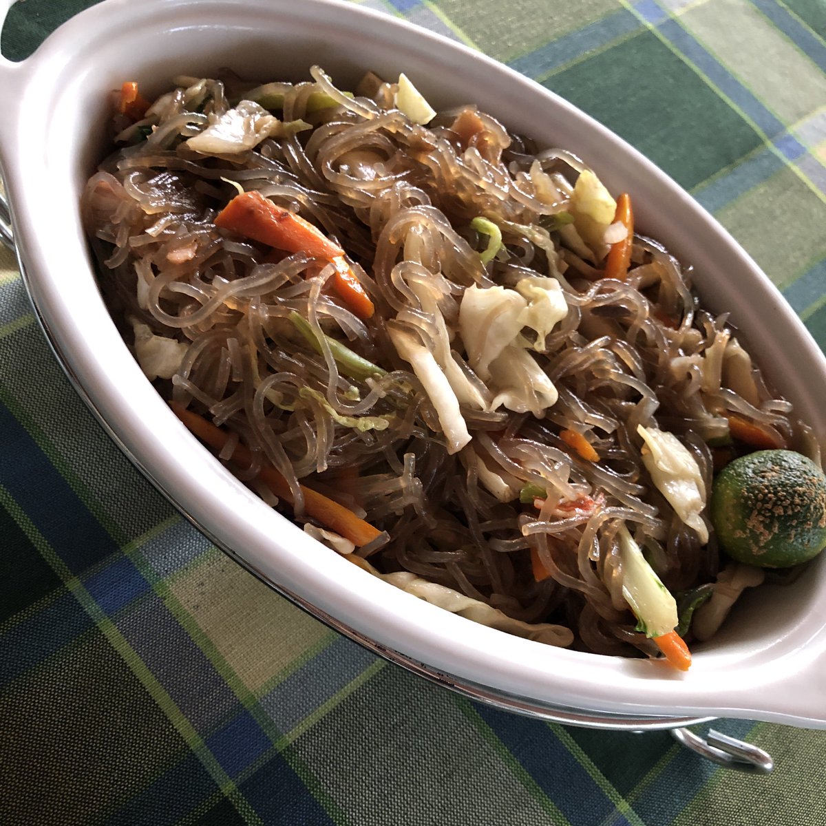 totallymamedeni's tweet photo. Pata and pancit https://t.co/bhQpWHALEZ