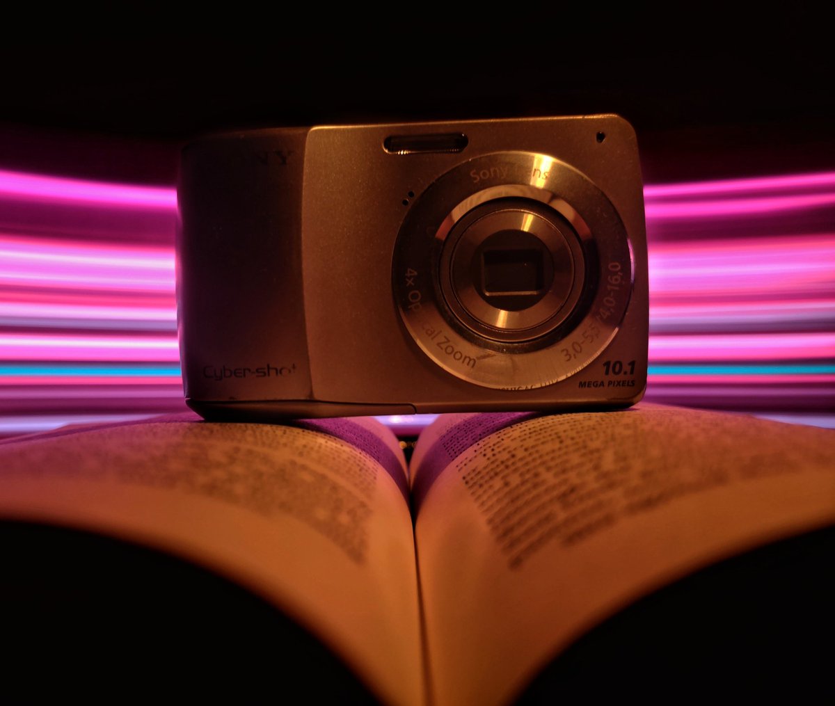 VishwaS60945588's tweet photo. “Photography is the story I fail to put into words
Shot on OnePlus7tpro
@oneplus_indiab
Stutter speed: 5sec
Aperture: f/1.6
ISO 100
White balance 5000k
#creatathome
#indoorsshotononeplus
#shotononeplus
@oneplus_india @oneplus @indiapictures @indianphotographyhub https://t.co/lhcMK0rIq4