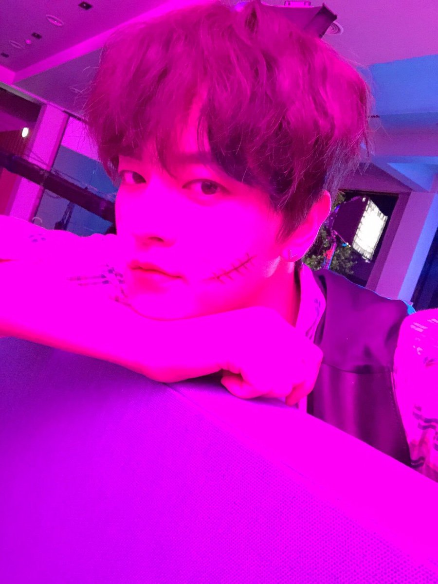 official_ONEUS's tweet photo. [#RAVN]
🌹🔥 앤디가 나간 뒤 앤디 동생이 와서 볼에 낙서하구 가버렸어요.. 앤디가 알면 흠 난 모르겠다고🐍🌝 https://t.co/ygWDR5ZfSA