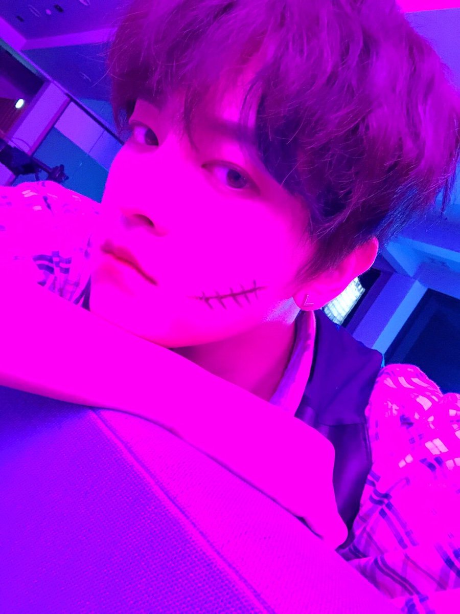 official_ONEUS's tweet photo. [#RAVN]
🌹🔥 앤디가 나간 뒤 앤디 동생이 와서 볼에 낙서하구 가버렸어요.. 앤디가 알면 흠 난 모르겠다고🐍🌝 https://t.co/ygWDR5ZfSA