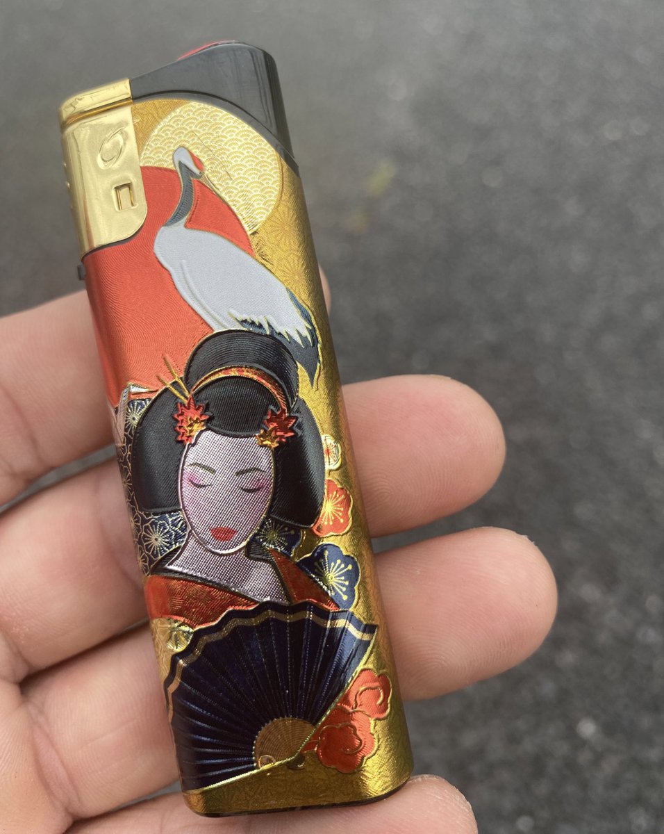 ふづき コンビニに百円ライター以外にデザイン的なライター置いてるのね