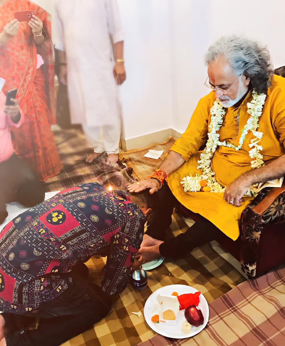 swamisubaschdr's tweet photo. Happy Birthday my Music Lord Guruji ,pandit @VishwaMBhatt Thank you so much for considering me eligible to be your disciple! May god give you all you want in life and I wish you the better health . I’m blessed to be with Guru ji . चरण स्पर्श गूरू जि 🙏
 #mohanveena https://t.co/2R0TtNcjmf