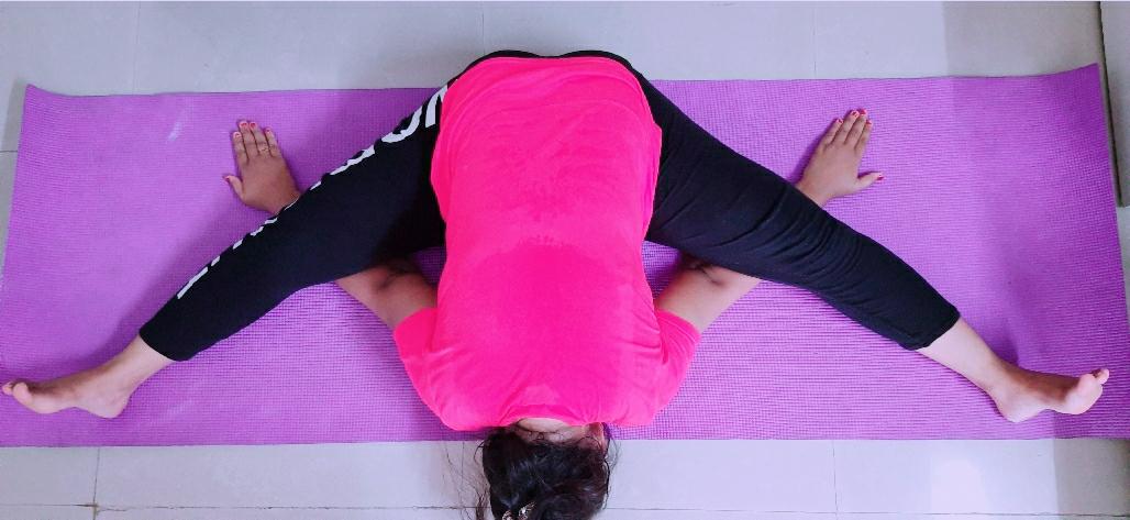 YogaNeelam's tweet photo. Kurmasana (Tortoise Pose) 🐢🐢🐢

कुर्मासन एक ��छुआ के समान दिखने वाली मुद्रा है इसलिए इसे कछुआ पोज भी कहा जाता हैं।
कुर्मासन के फायदे - Kurmasana (Tortoise Pose) 
यह आसन शुगर, पेट की गैस और कब्ज जैसे रोगों से रा��त दिलाता है।
यह आसन पीठ और कमर पर अच्छा खिंचाव देता हैं🙏🕉🐢 https://t.co/HRX8aCI06j