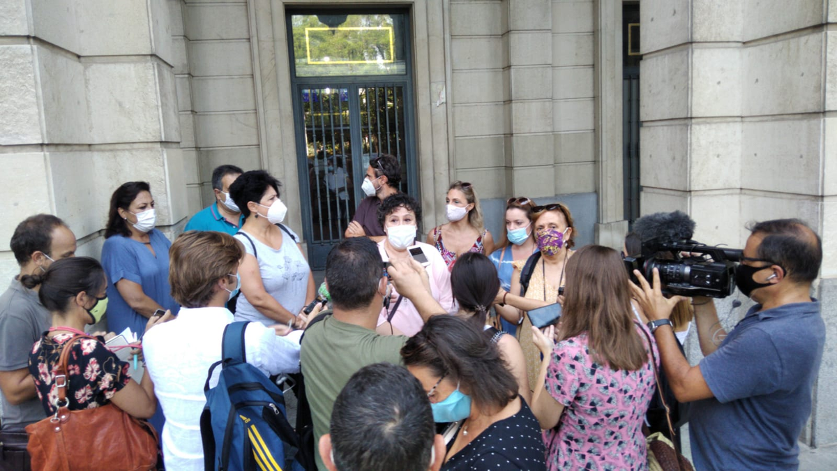 iusevillaciudad's tweet photo. Nuestra concejala @emorcarrey y nuestra responsable de organización @AngieGeso presentes en la concentración de apoyo a María Salmerón.

La #JusticiaPatriarcal ordena su ingreso en prisión por impedir que su hija viera a su maltratador. https://t.co/cLkLIRSCX2