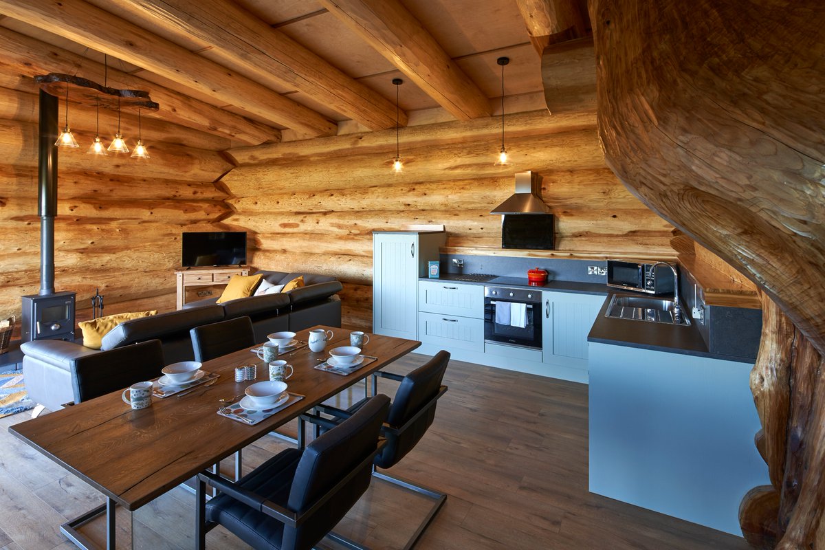 BritainNatural's tweet photo. A mile from the Giant's Causeway on the tip of the North Antrim Coast, these luxury self catering cabins are constructed from gigantic, sustainably sourced, Canadian cedar logs. They are the first of their kind in Ireland.
https://t.co/KjLYloG9D8 https://t.co/859kdiJOCp