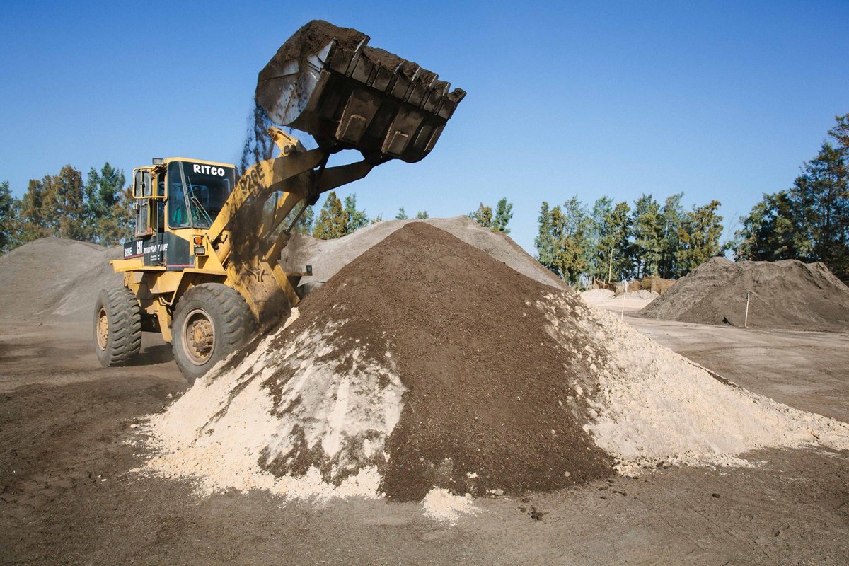 Reliance compost mixes in the making! See our bulk product price list here: reliance.co.za/productlist.ht… #composting #regenerativefarming