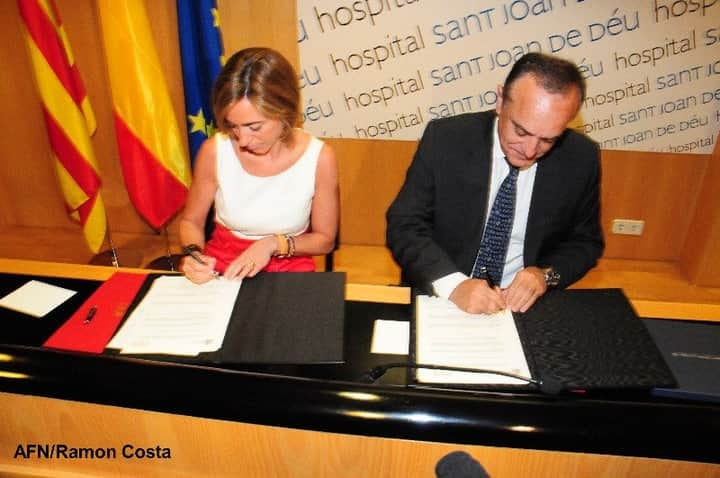 LegadoChacon's tweet photo. Hoy 27J, hace 10 años q Carme Chacón y @maneldecastillo gerente del @SJDbarcelona_es suscribían 1 convenio d colaboración con el en el marco dl "Programa Cuidam". El objetivo era garantizar el acceso a 1 tratamiento médico especializado a niños enfermos d países menos favorecidos https://t.co/DsfUSxNtHB