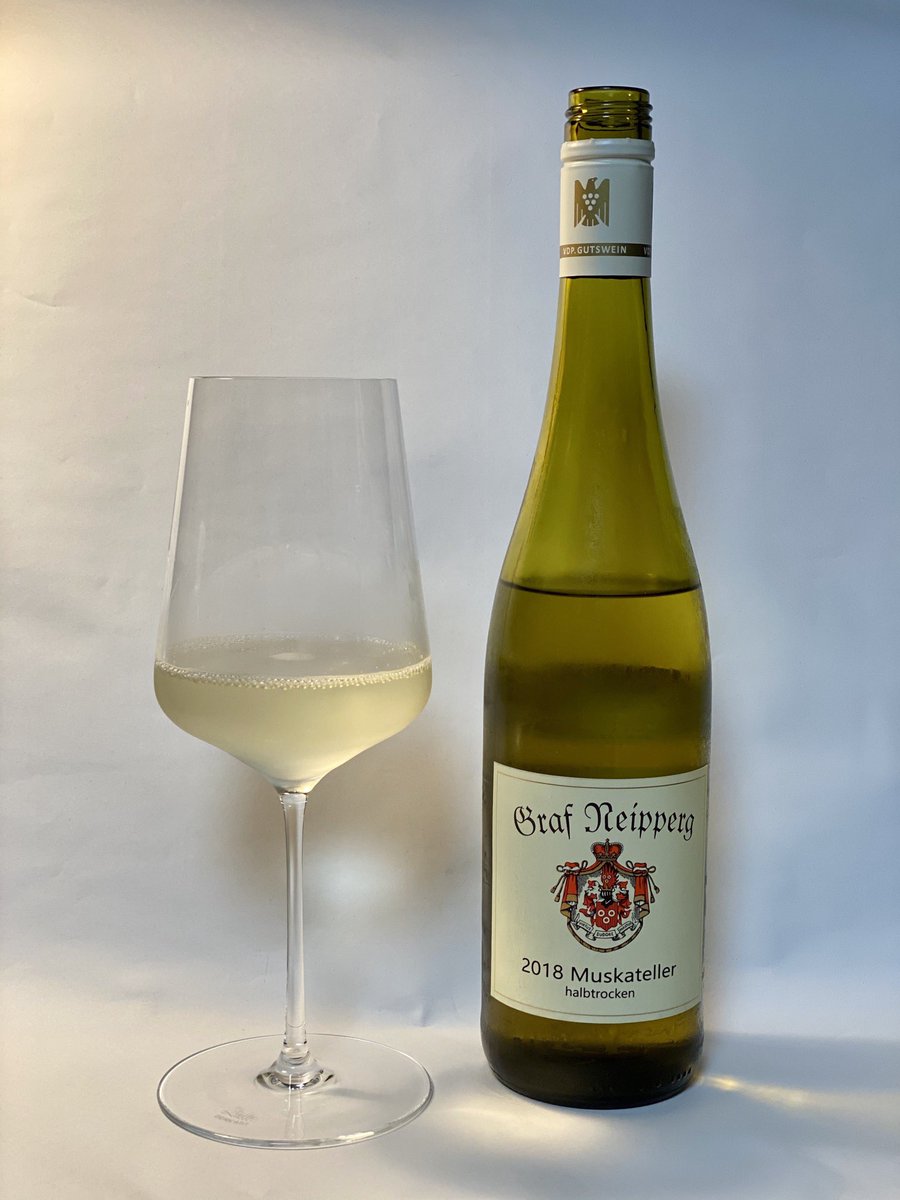 wine_rouken's tweet photo. ナイペルグ伯爵家のムスカテラー。パルプトロッケン。
マスカットのような心地良い青い香りとほのかな甘さのある半辛口のドイツワイン。
ブドウを絞って作ったお酒だよね!と素直に思えるような味。
アルコール12%
残留糖量12.7g/L
総酸量6.0g/L
#Neipperg
#Muskateller
#銀座ワイナックス https://t.co/3BMN7d6ml0