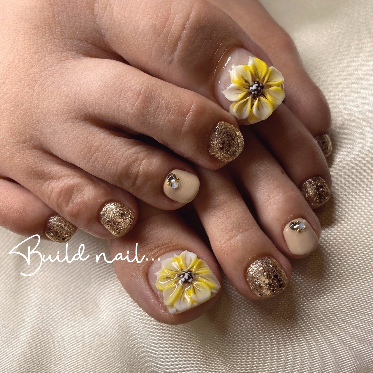 Build Nail 大人気の向日葵3dネイル 色んなネイルを載せておりますので下のurlからインスタをのぞいて見て下さい T Co Awxobwec0r 行橋市 ネイルサロン ビルドネイル 大人気 人気ネイル 向日葵 向日葵ネイル 3dアート お洒落