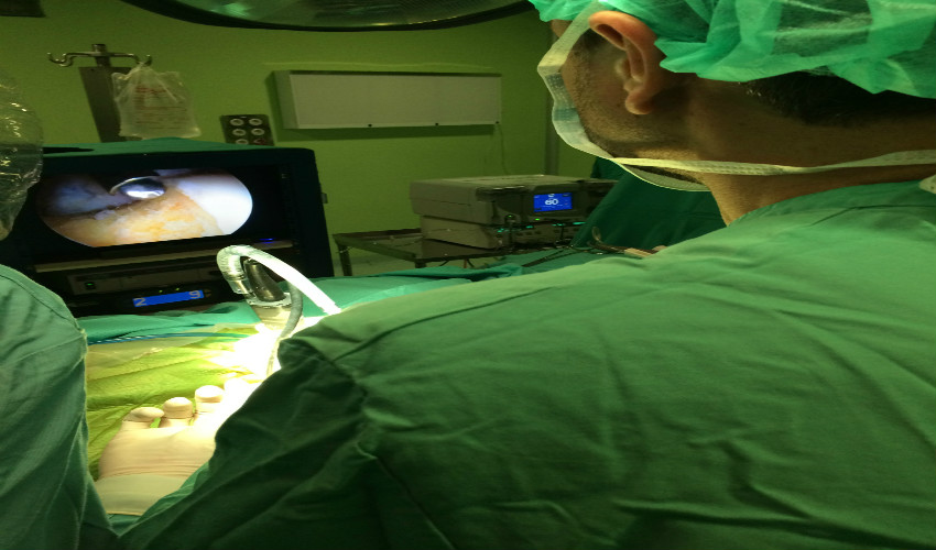 #QUIRÓFANO | El Dr. de Lucas realizando una #artroscopia de #cadera

Detalle de la #femoroplastia, cuando damos la forma adecuada a la unión cabeza-cuello femoral para evitar el choque femoroacetabular y preservar la reparación del labrum previa

#salud #traumatologia #lesion