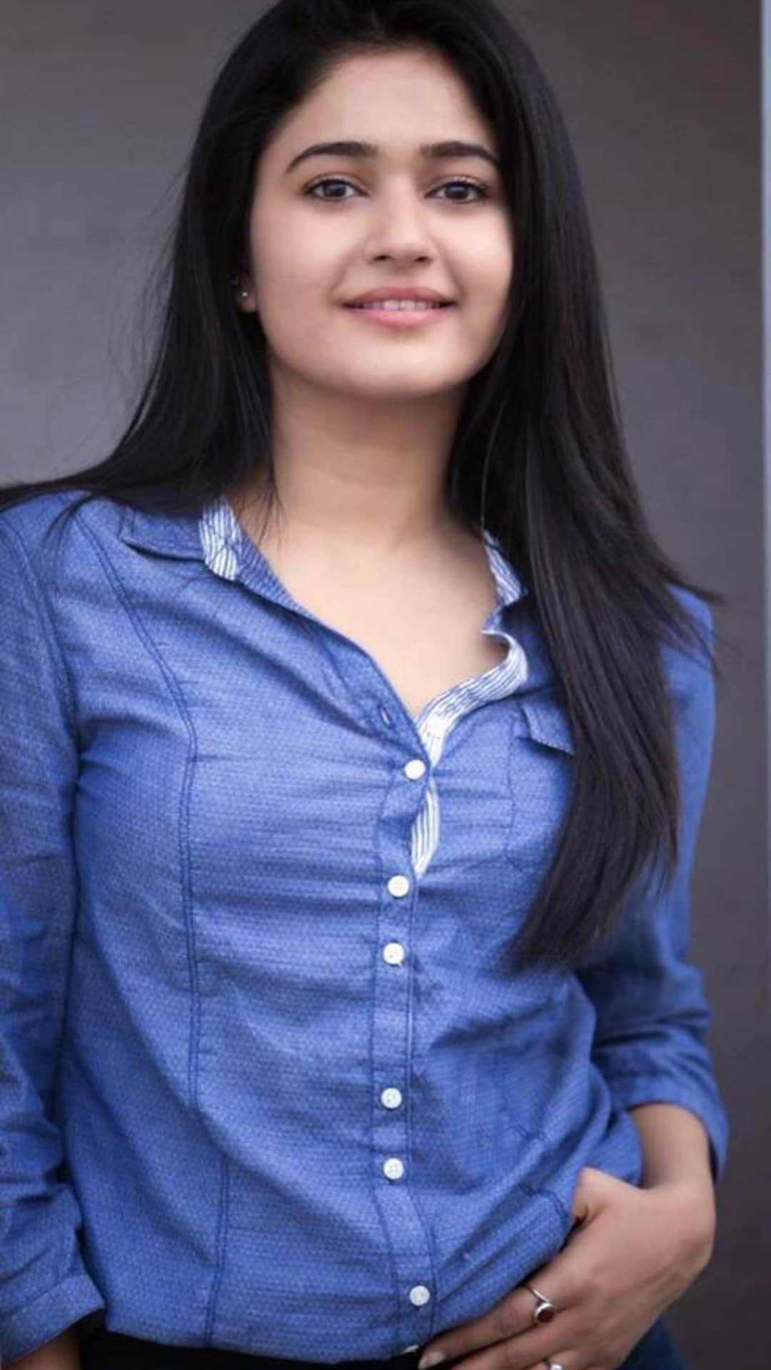 Indian Actress Poonam Bajwa Live Chat | iiQ8 Entertainment News