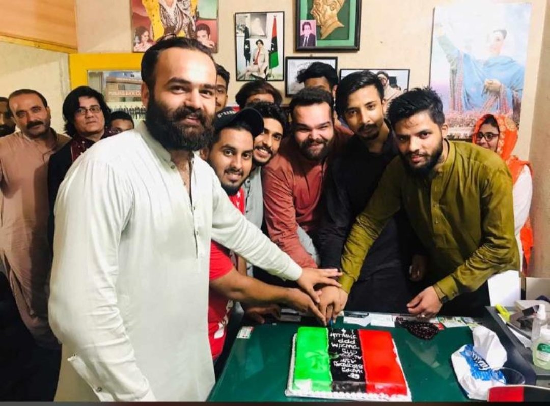 سینٹرل پنجاب کے مختلف ڈویژن اور شہر و اضلاع میں پیپلز سٹوڈنٹس فیڈریشن کی جانب سے جناب محترم آصف علی زرداری صاحب کی سالگرہ کا کیک کاٹا گیا
#HBD #AsifAliZardari #PSF #PPP
<a href="/BBhuttoZardari/">Bilawal Bhutto Zardari</a> <a href="/AAliZardari/">AsifAliZardari</a> <a href="/QamarKairaPPP/">Qamar Zaman Kaira</a> <a href="/CMKPSF/">Musa Khokhar</a> <a href="/NaseemSabirCh/">Naseem Sabir Ch.</a> <a href="/UsmanAwanPPP/">Usman Awan</a> <a href="/waqasabbasi786/">Waqas Ahmed Abbasi</a> @PPPPunjab_SM
